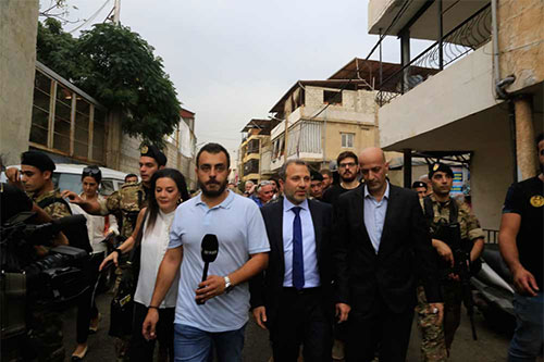 Gebran Bassil acompañado de diplomáticos extranjeros Diplomáticos extranjeros comprueban “in situ” las mentiras de Netanyahu
